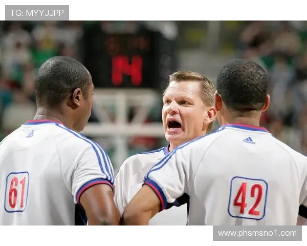 维尼修斯前插被小孔塞桑放倒未判罚引发球迷热议裁判判罚再成焦点 维尼修斯前插被小孔塞桑放倒未判罚引发球迷热议裁判判罚再成焦点